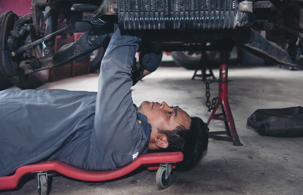 Mechanic fixing a car